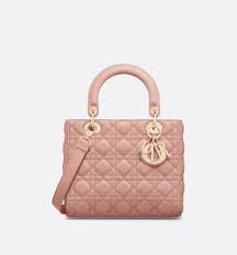 تألقي مع Mini Lady Dior – رمز الأناقة والفخامة