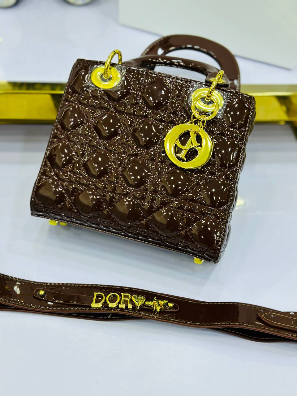 ✨ حقيبة ديزاين فاخر… أناقة بين يديك!