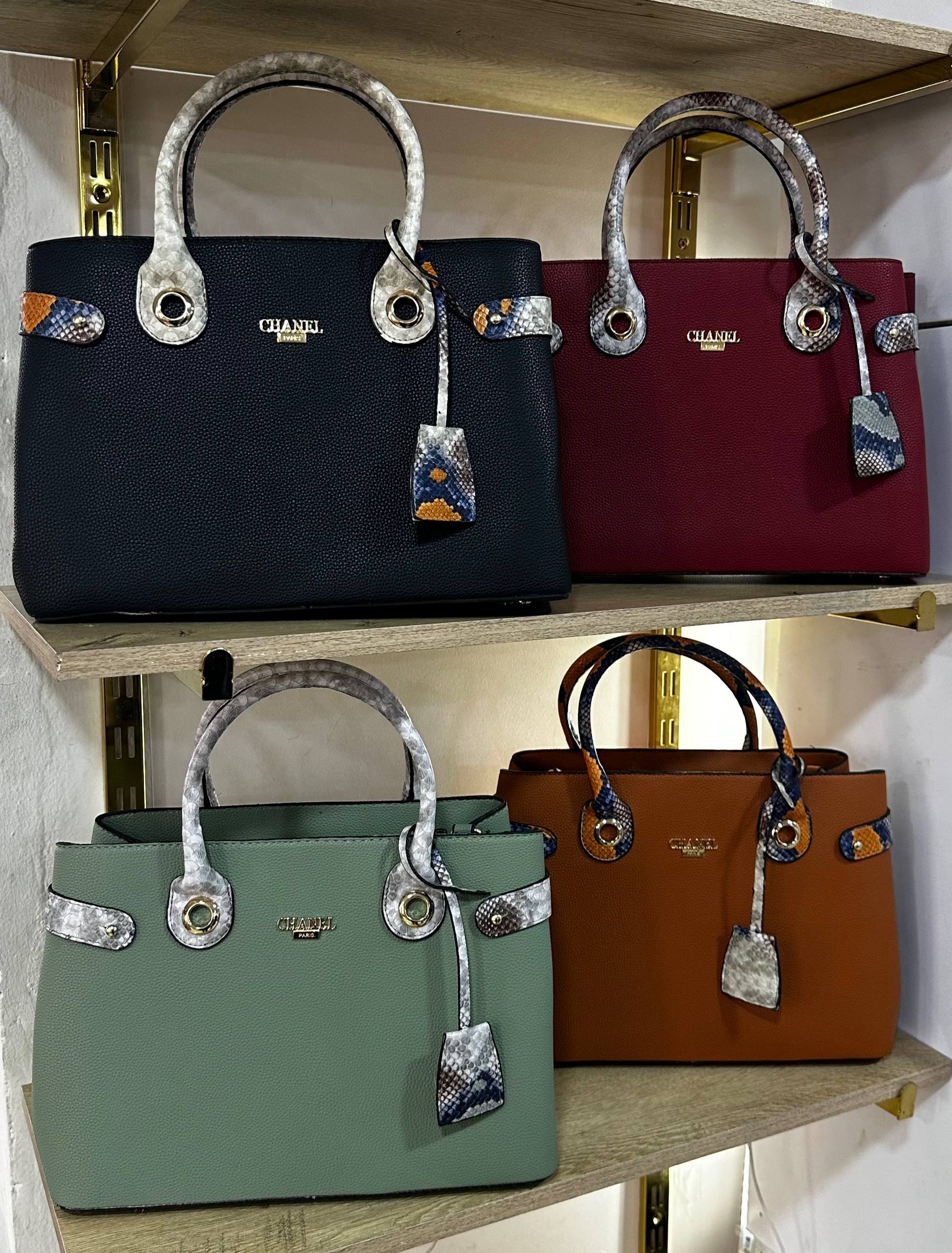 حقيبة اليد لي تناسب يومك… دراسة ولا خدمة! 🎒