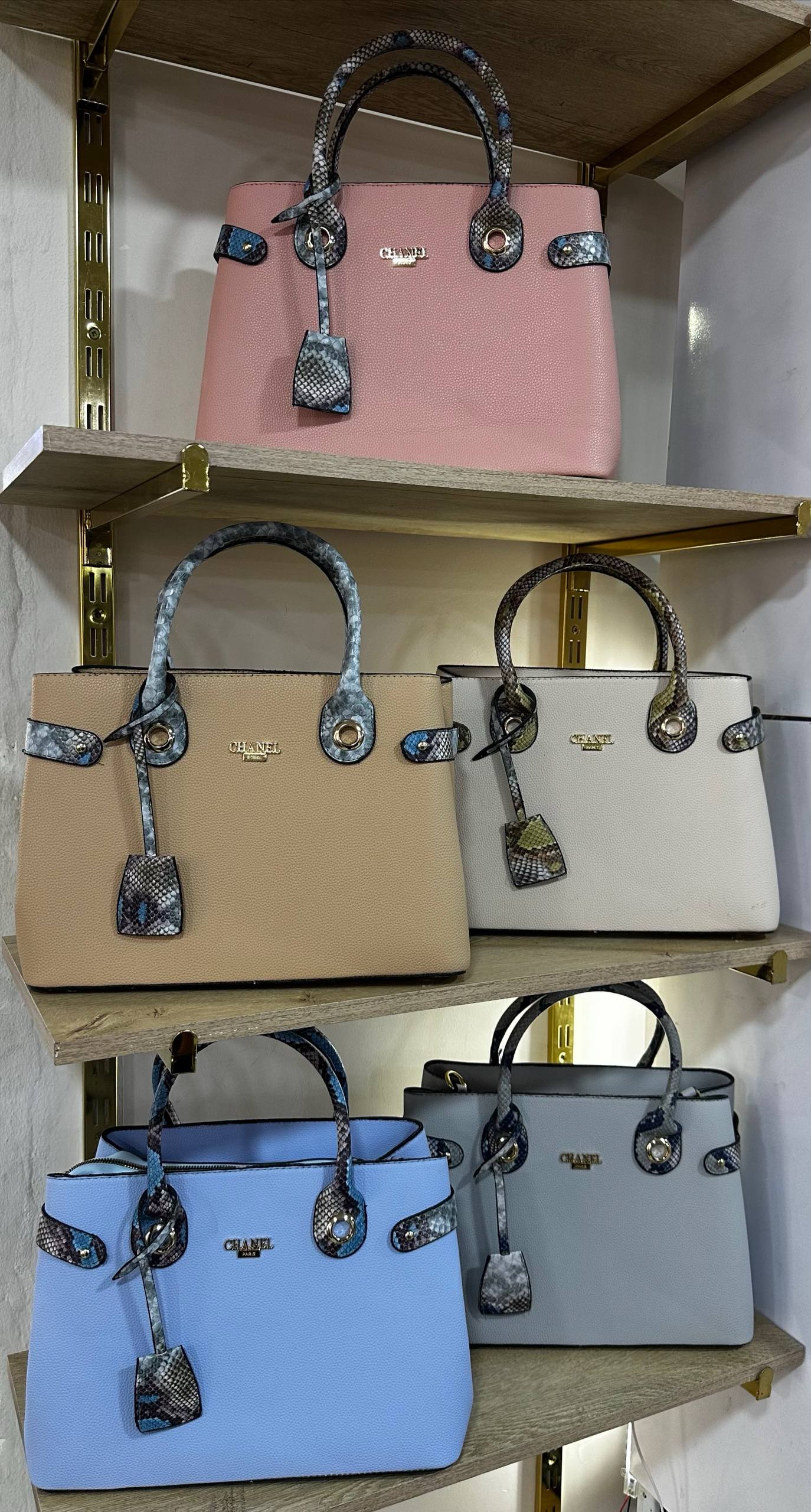 حقيبة اليد لي تناسب يومك… دراسة ولا خدمة! 🎒