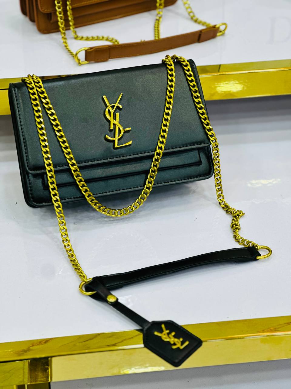 ✨ ستايل راقي… ولمسة فخامة بين يديك!