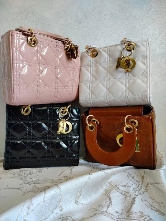 تألقي بحقيبة يد صغيرة من Dior تجمع بين الرقي والعصرية، مثالية للمناسبات اليومية والرسمية